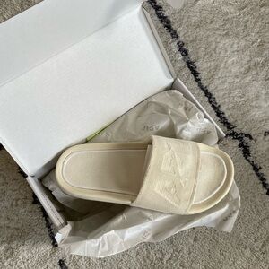 Apl velvet slides - pristine